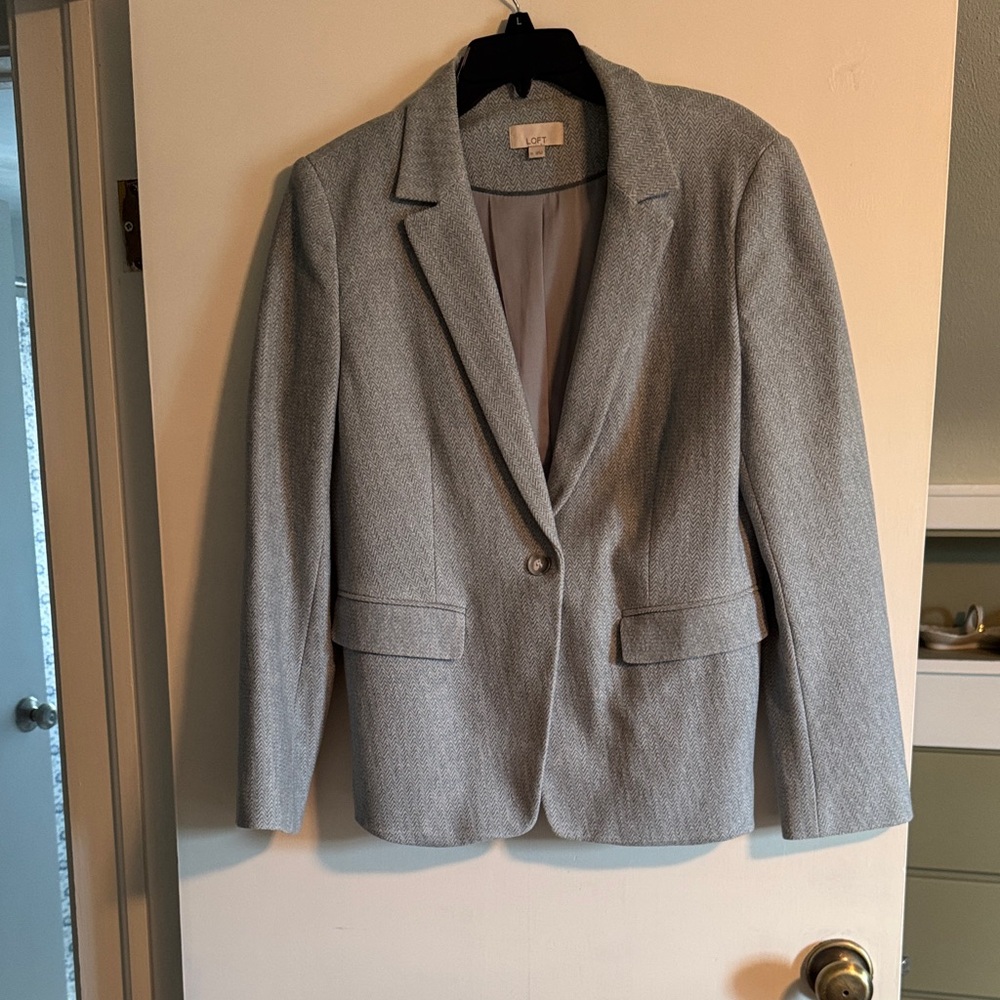 Single breasted blazer in light blue and white herringbone.